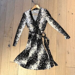 DVF Diane Von Furstenberg 100% Silk Wrap Dress- Black and White, Size 4